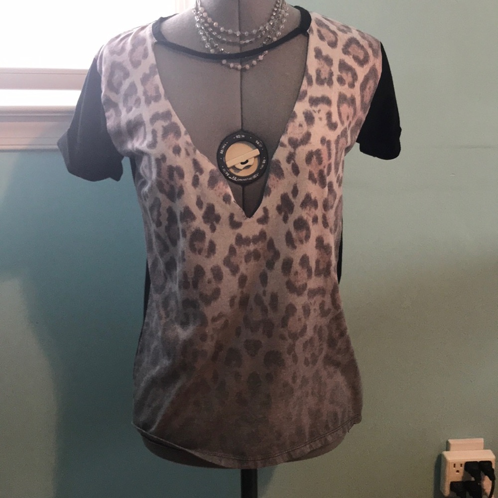 V-neck cut out leopard print tee